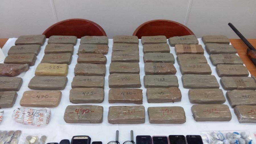 VIDEO/ Drogë drejt Kosovës, arrestohet “koka” e rrjetit të narkotrafikut dhe dy transportuesit