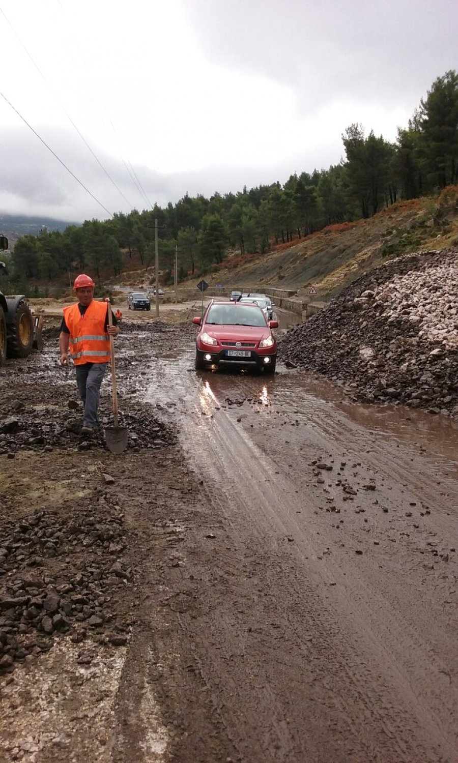 FOTO/ Kujdes nëse kaloni në këtë rrugë, përbën rrezik