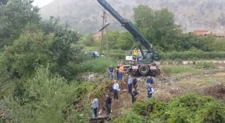 VIDEO/ Shkodër, nxirret makina nga lumi, brenda saj shoferi i mbytur