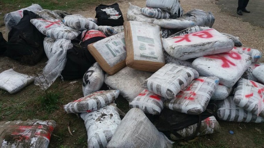 FOTO/ Vlorë, zhvillohet operacion antidrogë, sekuestrohet veliera me 1 ton kanabis
