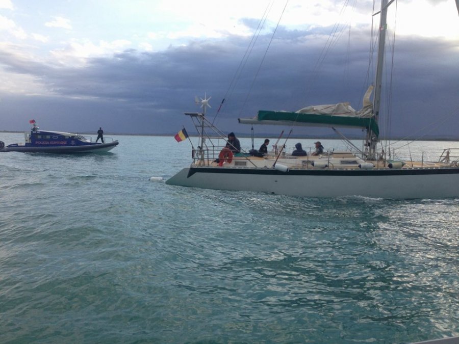 FOTO/ Vlorë, zhvillohet operacion antidrogë, sekuestrohet veliera me 1 ton kanabis