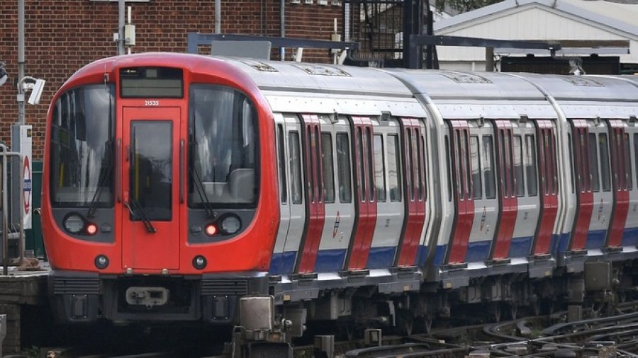 Sulmi në metronë e Londrës, policia arreston një 18 vjeçar