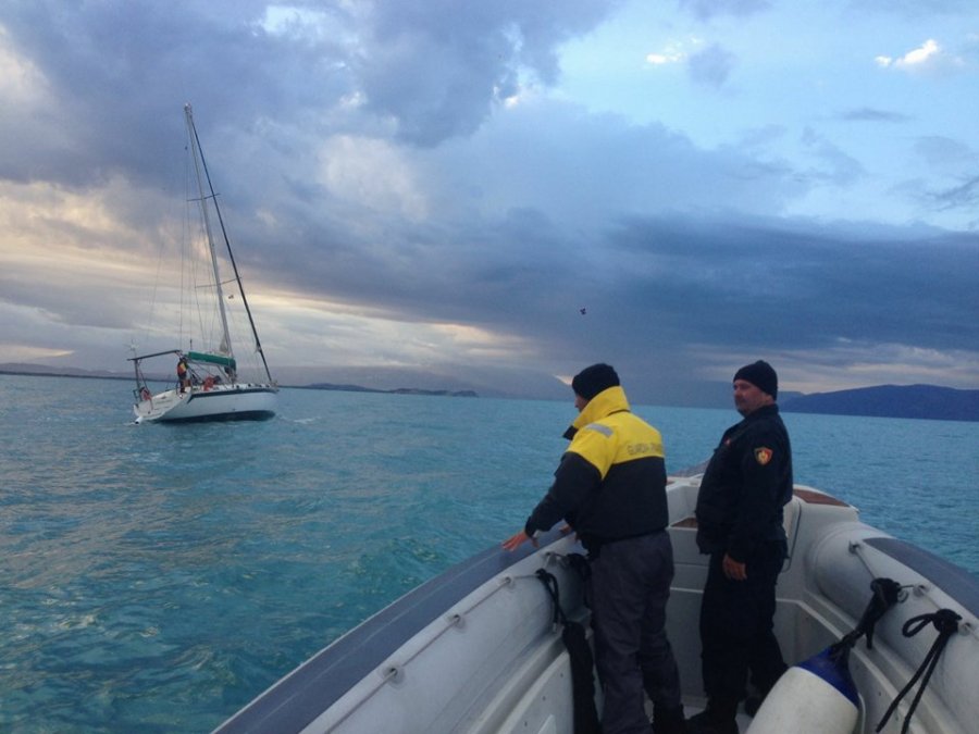 FOTO/ Vlorë, zhvillohet operacion antidrogë, sekuestrohet veliera me 1 ton kanabis