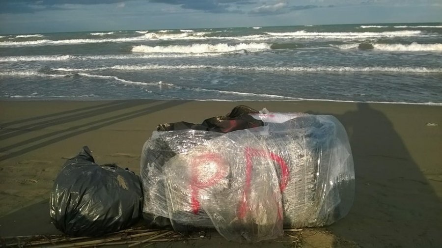 FOTO/ Vlorë, zhvillohet operacion antidrogë, sekuestrohet veliera me 1 ton kanabis