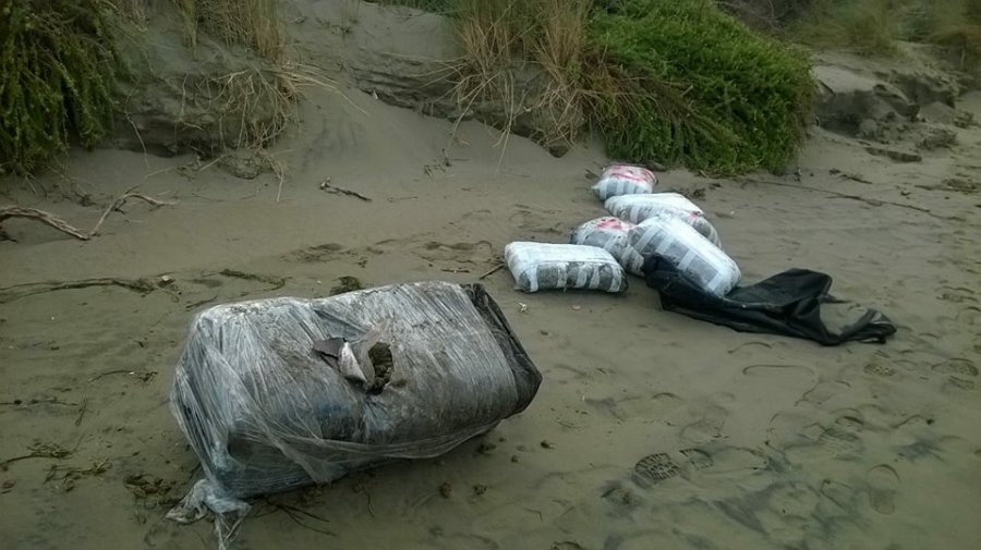 FOTO/ Vlorë, zhvillohet operacion antidrogë, sekuestrohet veliera me 1 ton kanabis