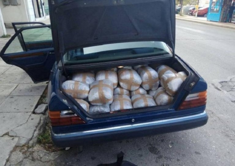 Shqiptari tentoi të kalojë kufirin me makinën plot me drogë, policia e kap mat