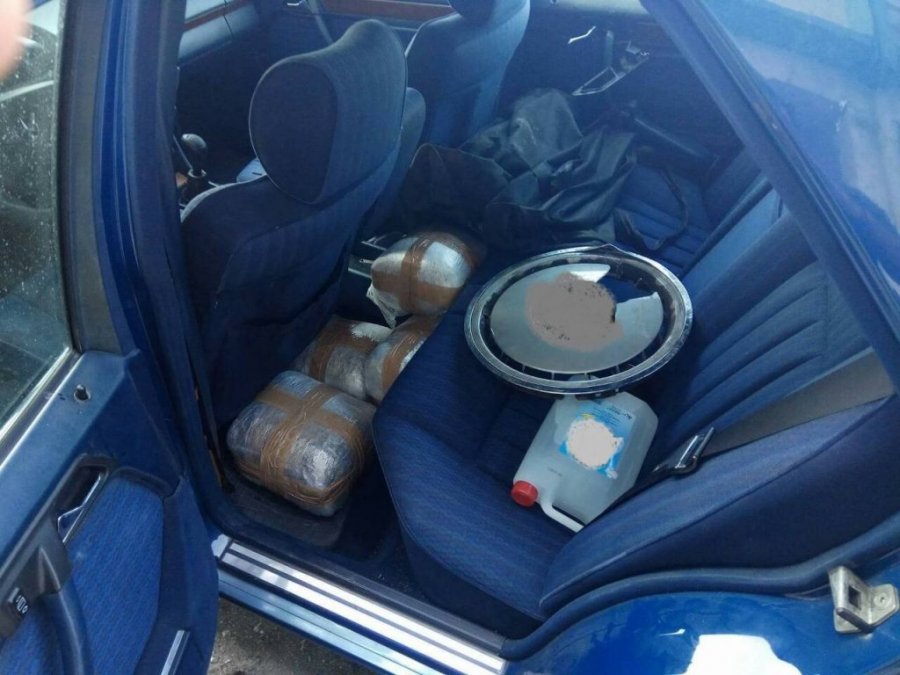 Shqiptari tentoi të kalojë kufirin me makinën plot me drogë, policia e kap mat