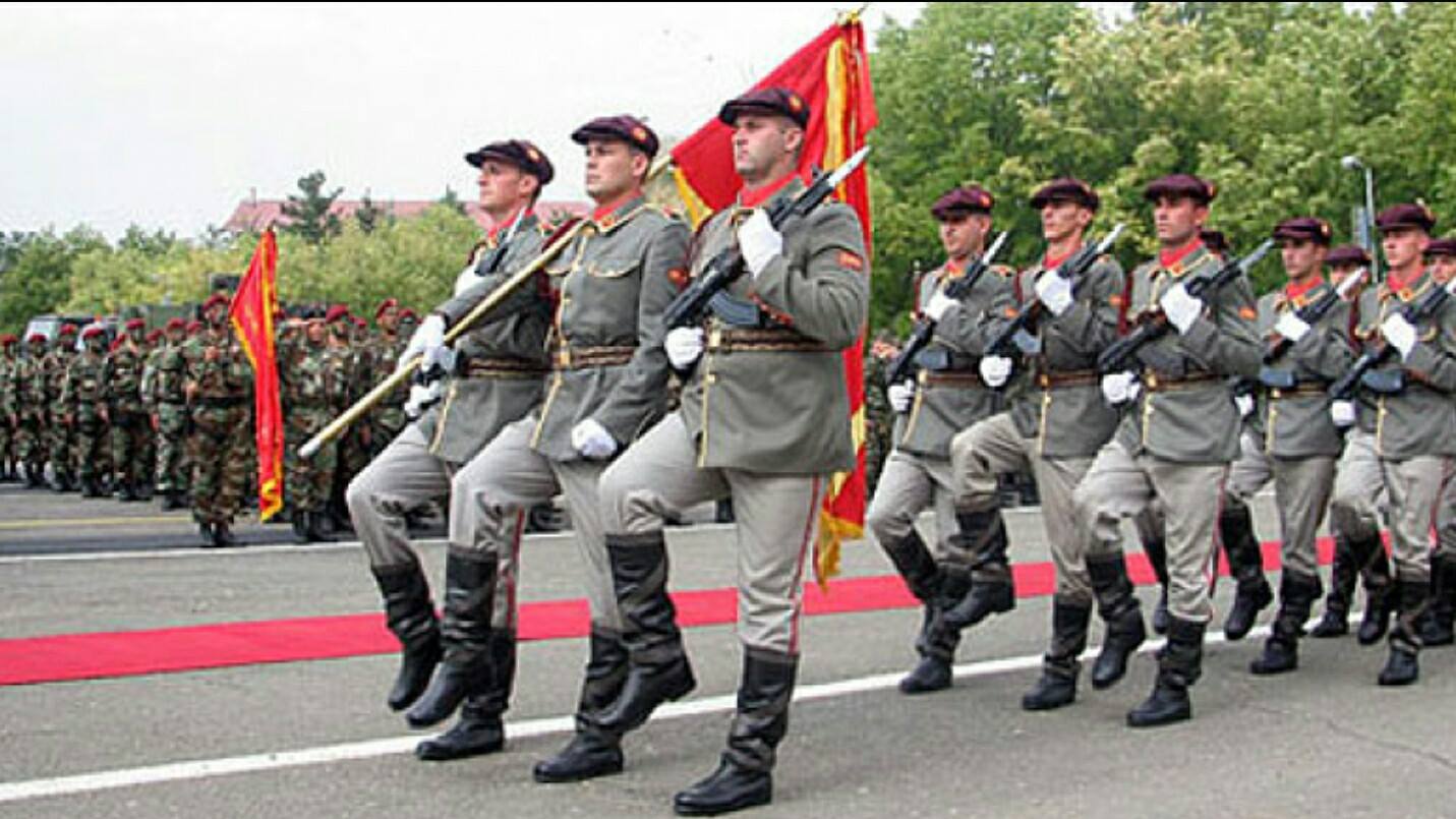 GAFA & FOTO/ Tërmet Peçi “publicitares” ngatërron ushtrinë maqedonase me atë shqiptare