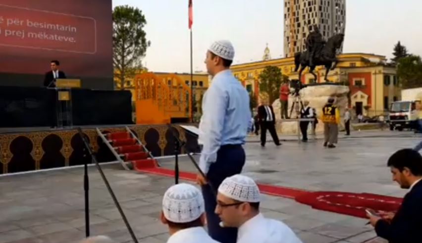 A u mbulua busti i Skenderbeut gjate faljes ne shesh, video me poshte tregon dicka