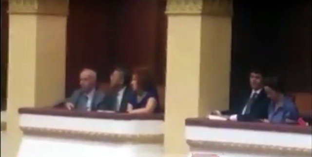 RASTËSI?! – VIDEO/ Donald Lu hoqi dy herë kufjen kur foli Gramoz Ruçi