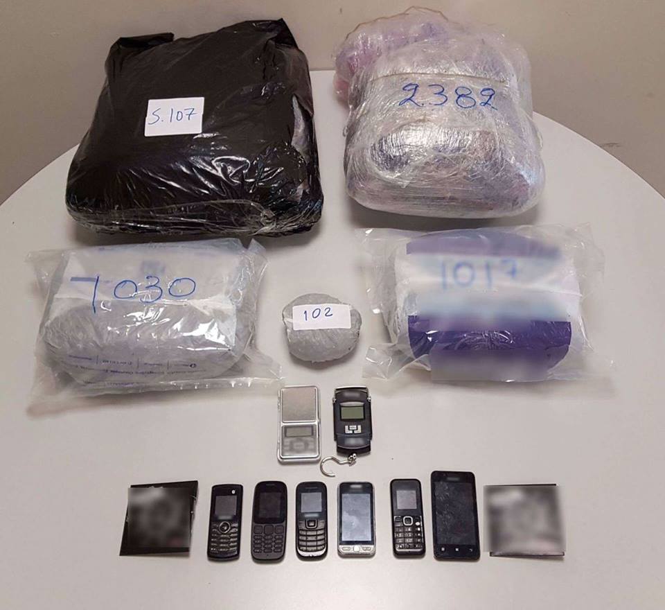 I gjejnë 10 kg drogë në banesë, arrestohet shqiptari dhe e dashura e tij greke