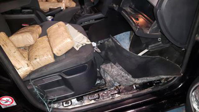 FOTO/ Itali, kapen me 7.5 kg marijuanë dy shqiptarë, “maskimi” i çuditshëm nuk i shpëton policisë