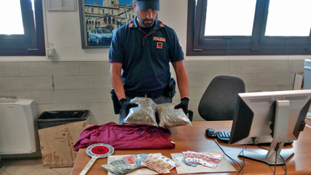 Itali, drogë poshtë sediles së makinës, dështon “arratisja” e dy shqiptarëve