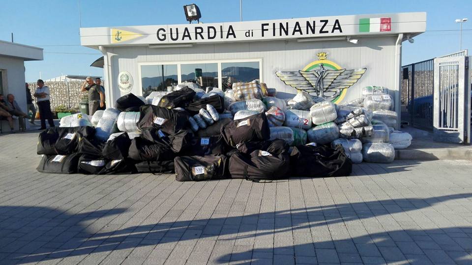 FOTO GALERI/ Mediat italiane përgënjeshtrojnë Policinë shqiptare: Jahti me 4 ton drogë erdhi nga Shqipëria