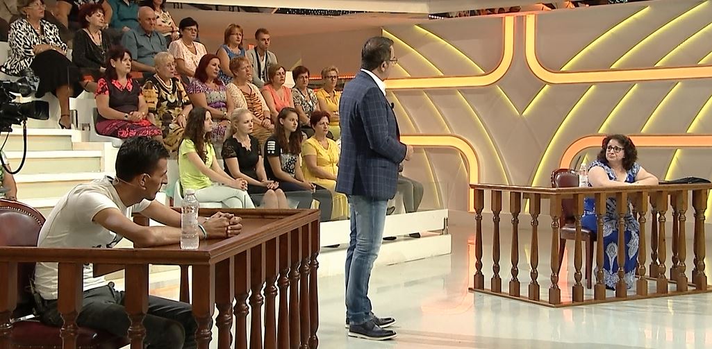 RRËFIMI/ Nëna e trafikuar që u detyrua të braktisë vajzën: Ndenja 2 muaj e lidhur me pranga