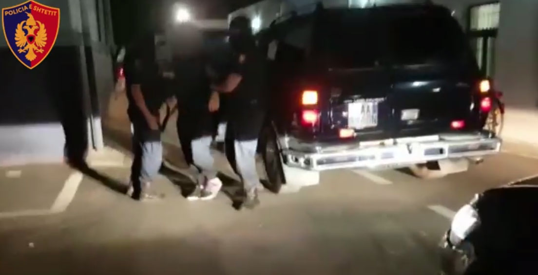 Elbasan, sulmuan me blind policinë, gjykata lë në burg dy të arrestuarit