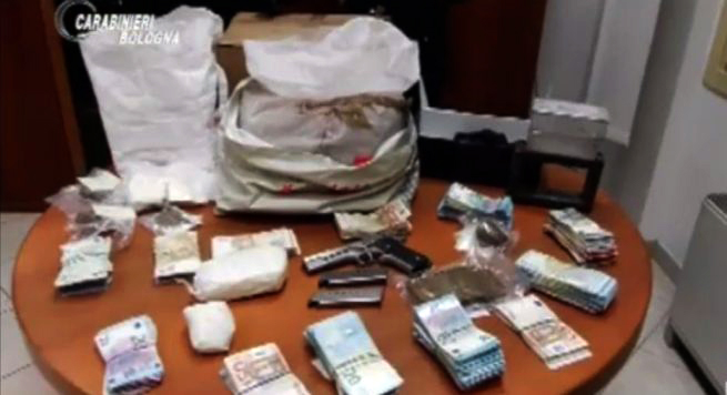 EMRAT/ Itali, dy të rinj shqiptarë kapen me 25 kg heroinë dhe 100 mijë euro në dollap
