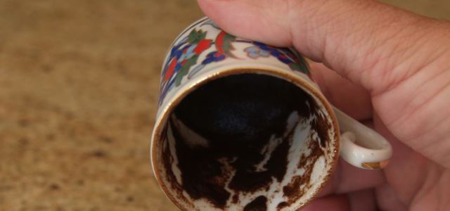 Futet në shtëpi për ti parë filxhanin dhe vjedh të gjitha sendet me vlerë