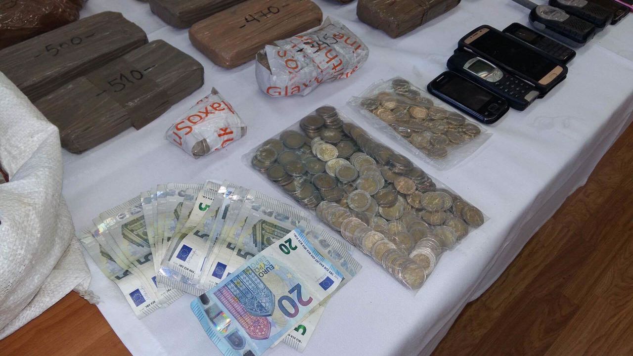 Greqi, policia zbulon laboratorin e drogës, arrestohen tre shqiptarë