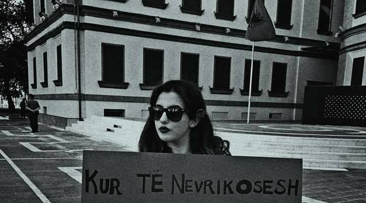 FOTO/ Mbajti pankartën “vulgare” për vrasjen e grave, flet protestuesja