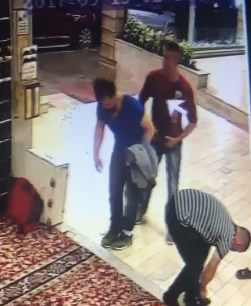 VIDEO/ I riu futet të vjedhë në vendin e shenjtë, kamerat e fëlliqin