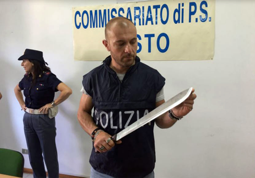 FOTO/ Itali, kërcënonte gruan dhe fëmijët me hanxhar, arrestohet shqiptari