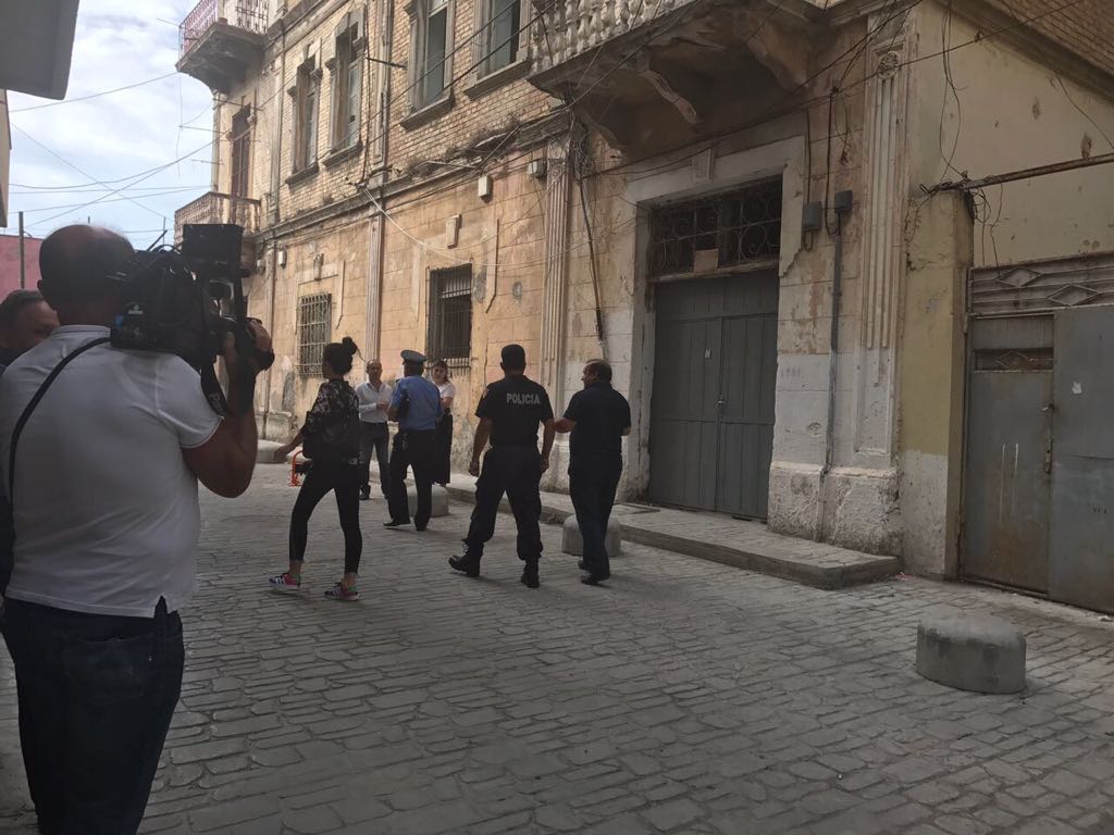 FOTO/ Përmbarimi po i nxjerr nga shtëpia, dy vëllezërit hipin në tarracë: Do të hidhemi