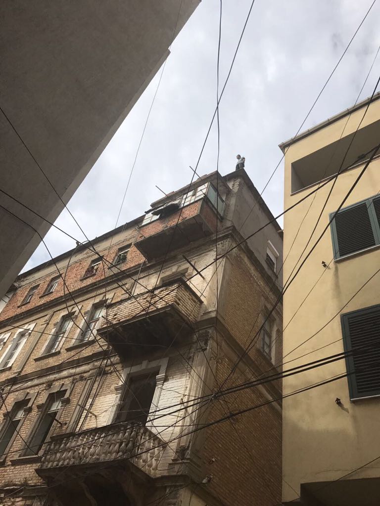 FOTO/ Përmbarimi po i nxjerr nga shtëpia, dy vëllezërit hipin në tarracë: Do të hidhemi