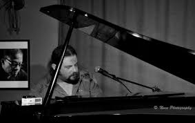 Këngëtari i njohur gjen portofolin e një qytetari: Ma gjeni, dua t’ja kthej