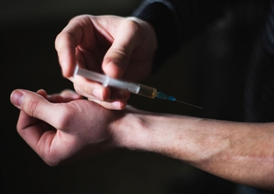 Vlorë, tenton të vetëvritet, 30 vjeçari i ngul vetes shiringë me helm