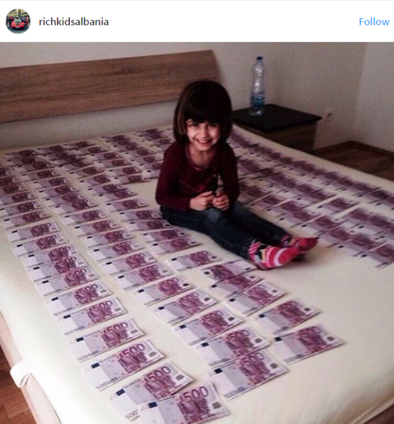 FOTO/ Fëmijët e pasur shqiptarë, jetë luksoze, jahte, para pa fund dhe armë