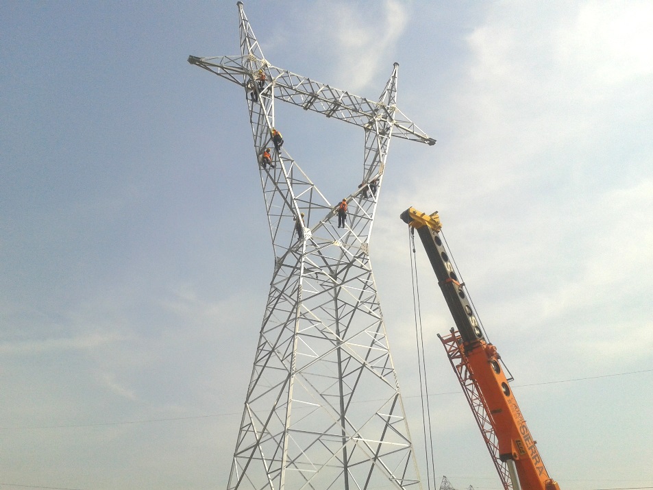 Kërcënon të hidhet nga shtylla e tensionit të lartë: Dua pronat e mia