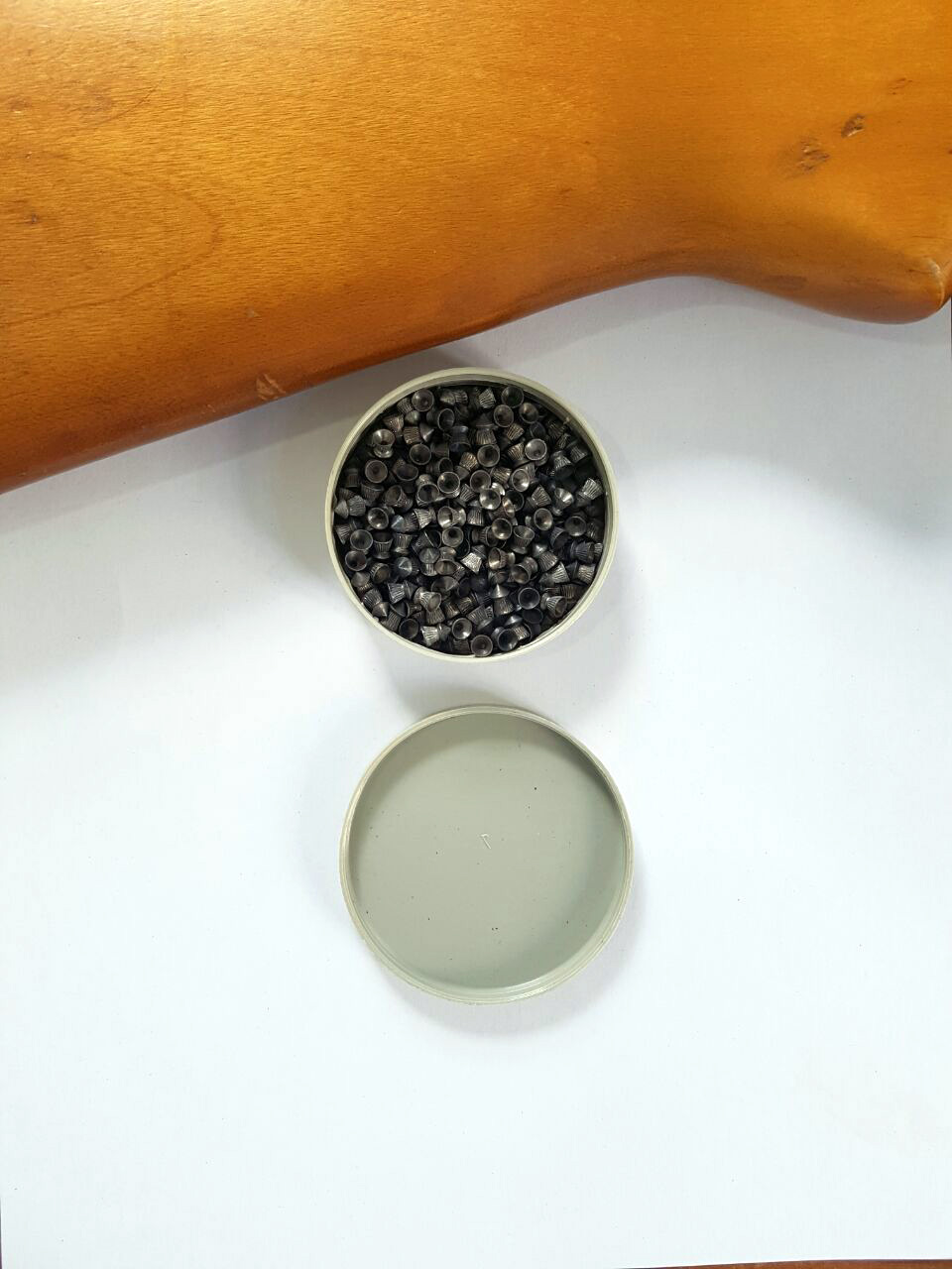 FOTO GALERI/ Cërrik, braktis automjetin pas aksidentit, policia i gjen një pushkë me dylbi