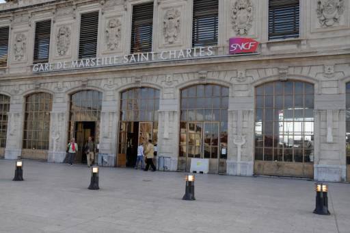 Çmendet gruaja, sulmon 4 turistë me acid në fytyrë