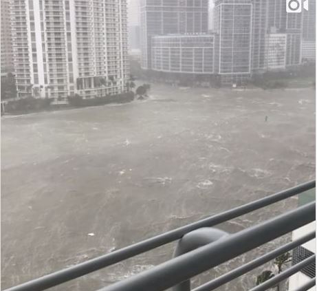 FOTO&VIDEO/Miami zhytet në ujë ndërkohë shënohen viktimat e para
