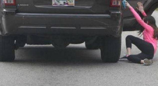 E futi në makinë dhe e dhunoi të miturën, arrestohet i dyshuari