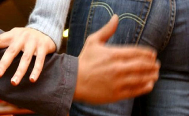 Itali, muratori shqiptar “nuk përmbahet”, “i fut duart” turistes amerikane