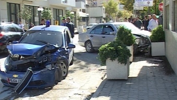 EMRI/ Goditi policinë, kush është 26 vjeçari i arrestuar dhe më parë