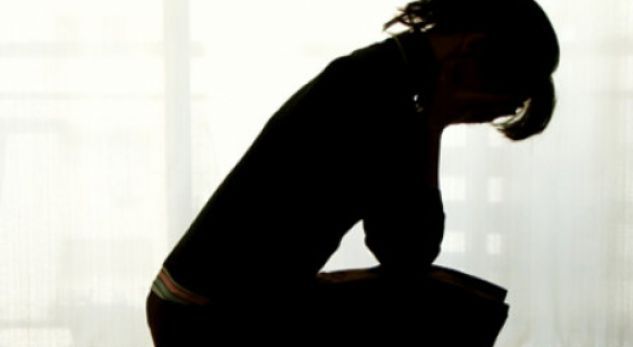 Vajza nga Shkodra rrëfen tmerrin e jetës: Si zhvishej dashnori i mamit para syve të mi