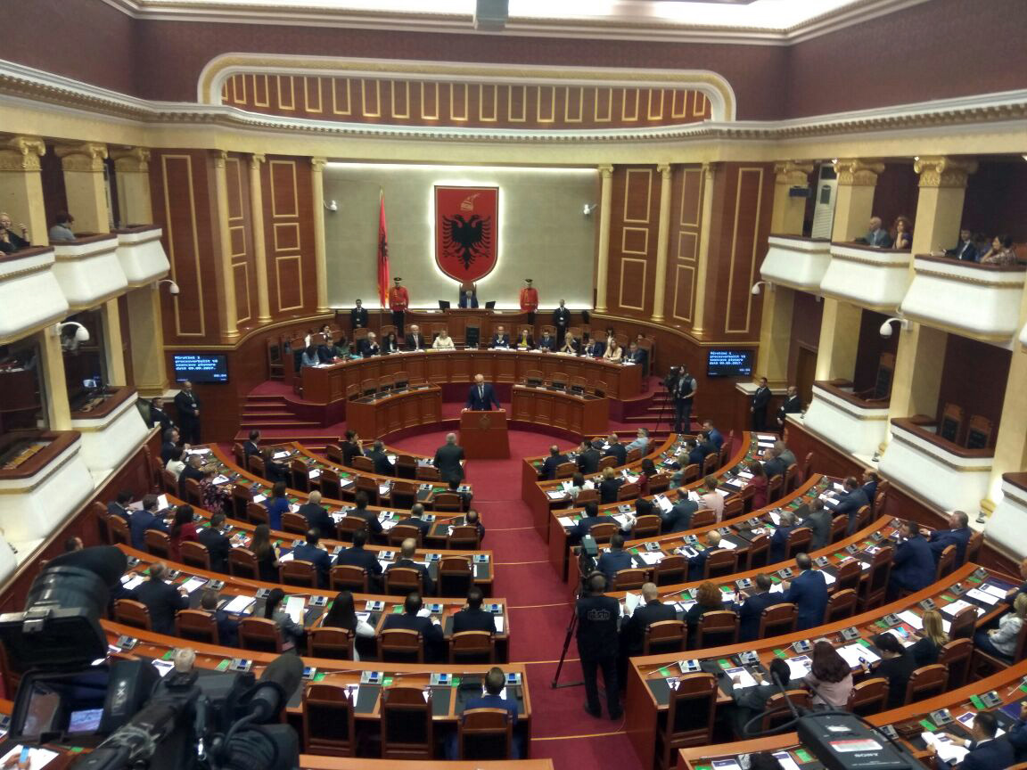 Shtyhet për në orën 18.00 seanca për votimin e qeverisë,  por debati për programin, nesër