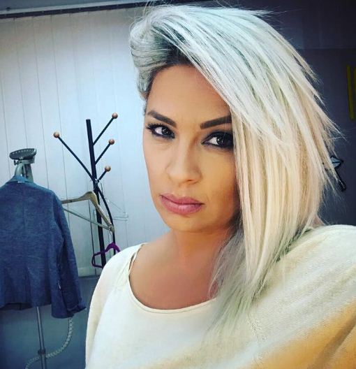 FOTO/ Trondit këngëtarja shqiptare: Nuk kam pasur para as për një paketë cigare