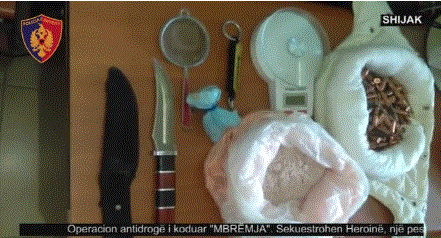 VIDEO/ Në kërkim prej një muaji, policia arreston poseduesin e municioneve dhe heroinës