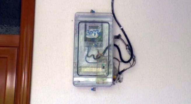 Tiranë, fshin kilovatët në matësin elektrik, arrestohet elektricisti dhe abonentja