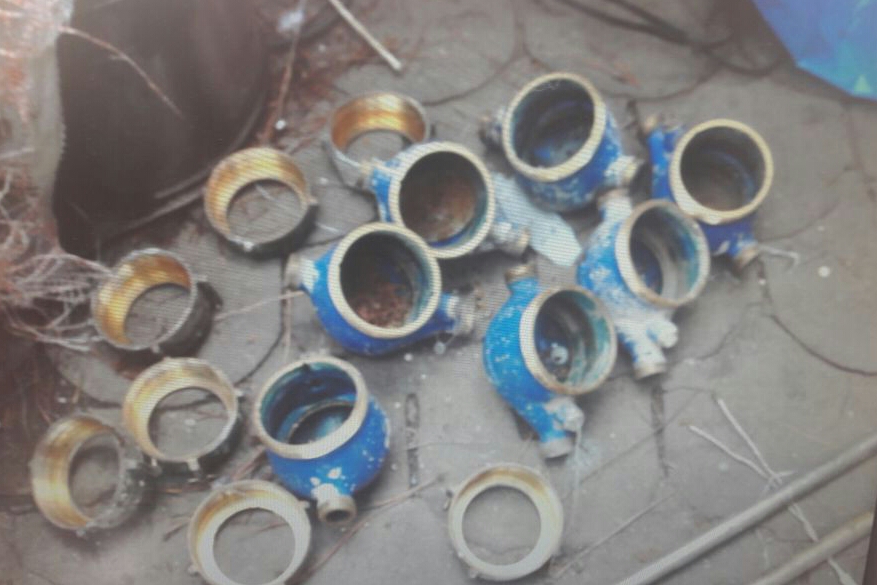 EMRAT/ Vjedhin matësat e ujit të një pallati, arrestohen dy hajdutët