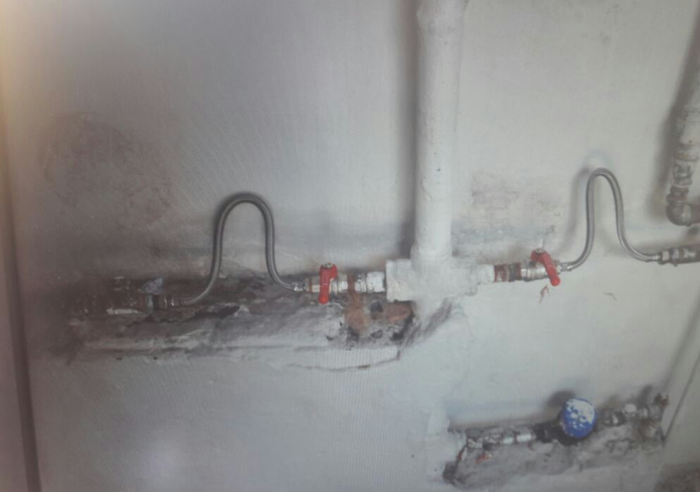 EMRAT/ Vjedhin matësat e ujit të një pallati, arrestohen dy hajdutët