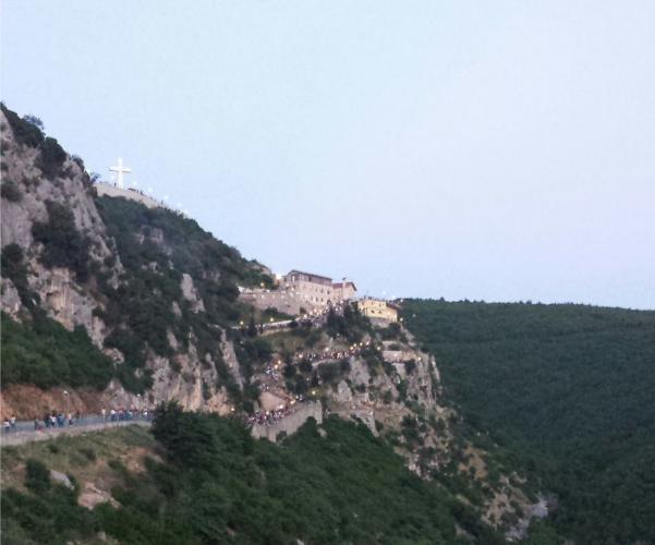 Çmenduri! Vajzat nisen për në Kishën e Laçit, maniaku u pret rrugën: Hajde të bëjmë seks