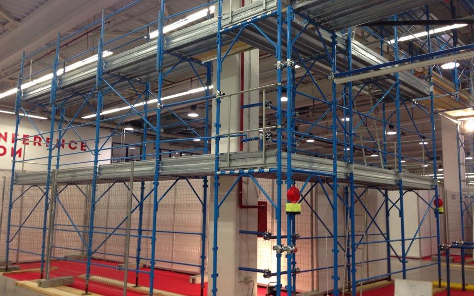 Korçë, punëtori bie nga skela