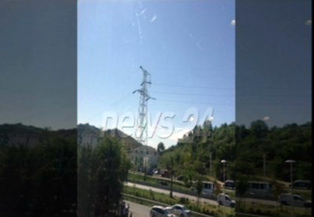 Zbret nga shtylla e tensionit të lartë, personi që kërcënonte me vetëvrasje