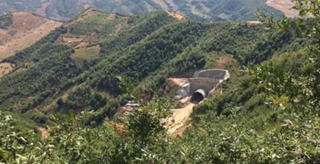 VIDEO & FOTO/ Hapet tuneli i parë në rrugën Qafë Pllocë-Qukës, ja punimet në vazhdim