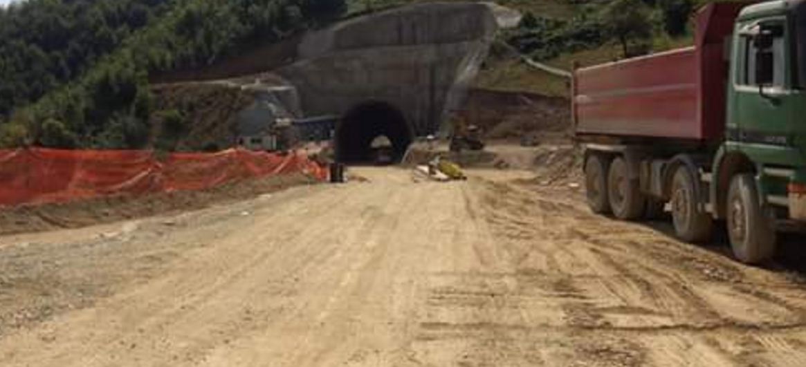 VIDEO & FOTO/ Hapet tuneli i parë në rrugën Qafë Pllocë-Qukës, ja punimet në vazhdim